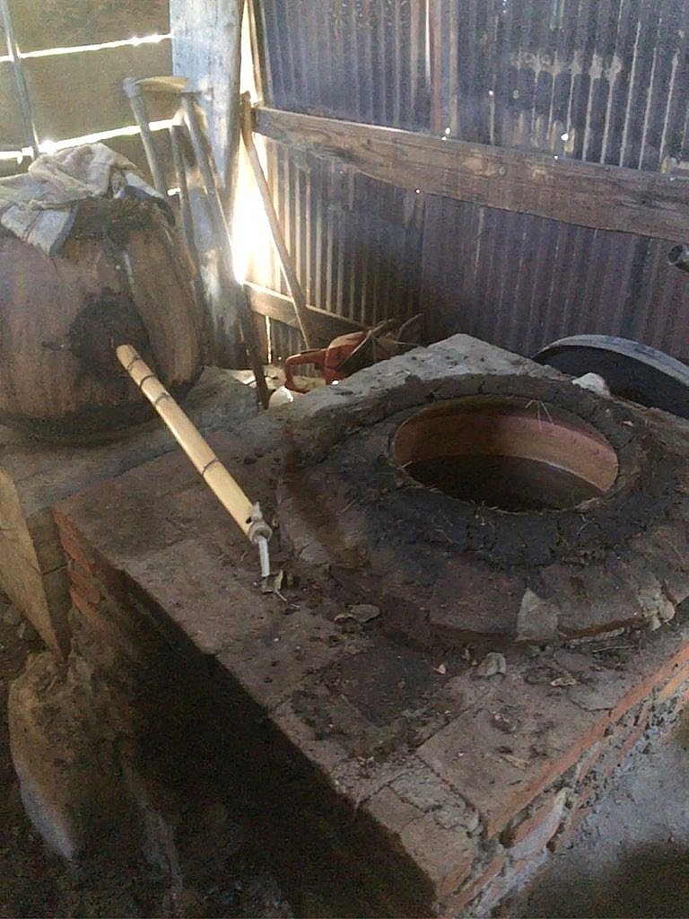 Cold water runs continuously over the lid, causing the vapour hitting its underside to condense and run out of the bamboo shoot as mezcal.