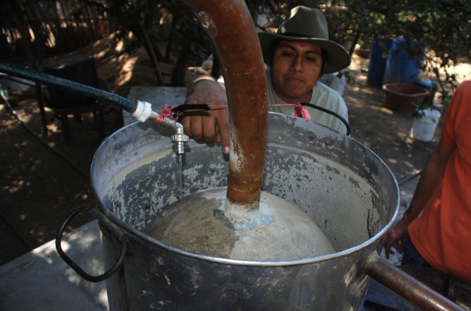 Filling the refrescadra with mezcal