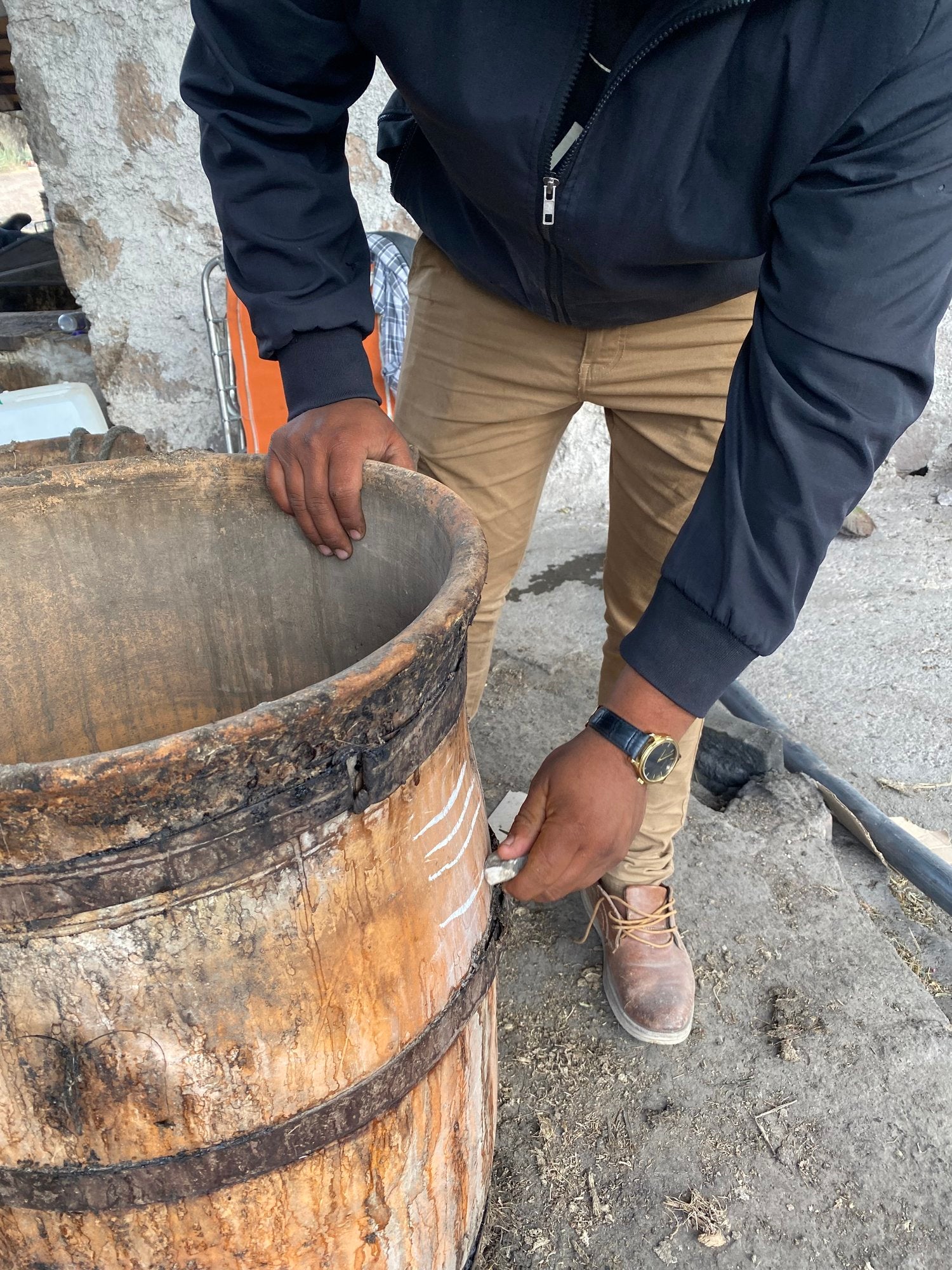 Marking the clay pots for Salmiana Silvestre for batch SLP-MN-01 exclusive to the Sin Gusano project